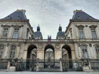 (2026) Photo complète de la façade de l’Hôtel de Ville de Lyon côté place de la Comédie.